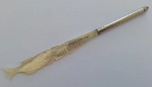 SEHR SCHÖNER alter SOUVENIR FISCH FEDERHALTER aus Perlmutt und versilbertem Metall - Bild 1 von 21