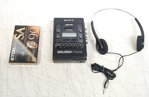 Sony Walkman WM-F2085 Lettore Radio Cassette con Cuffie Nuovo Cintura - Foto 1 di 17