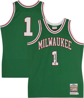 Oscar Robertson Bucks Signed Mitchell & Ness Green 1970-71 Authentic Jersey - Image 1 of 4