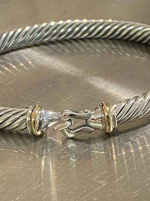 Brazalete pequeño David Yurman de plata de ley 925 con hebilla de cable de 5 mm de oro de 18 quilates Foto 1 de 4