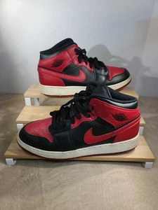 Nike Air Jordan 1 Mid GS Turnschuhe Jugend Größe 7Y schwarz/university red 554725-074 - Bild 1 von 6