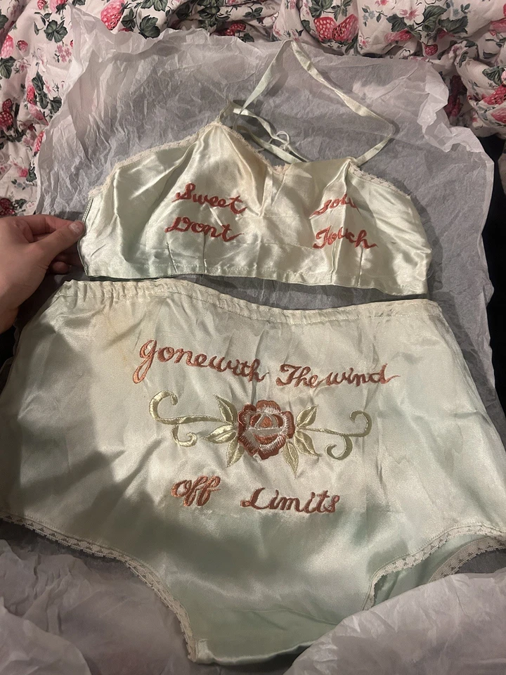 Винтажный сувенирный вышитый комплект белья 1940-х годов Второй мировой войны Sweet Sour Off Limits бирюзовый - Изображение 1 из 4