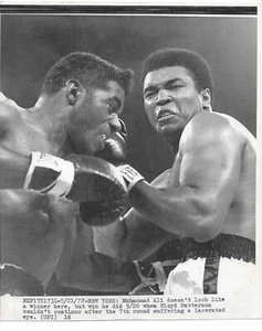 Muhammad Ali Floyd Patterson 1972 Doesn't Look Like A Winner Press Photo - Picture 1 of 2