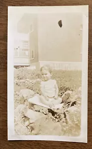 1920s Baby Toddler Infant Child Girl Sitting in Grass Yard Real Photo P10x15 - Picture 1 of 12