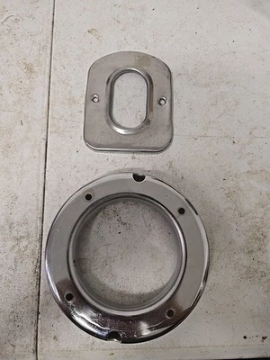 Bisel de boquilla de bomba de gas vintage y bisel de montaje en globo Foto 1 de 4