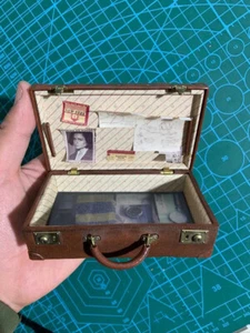 HotToys HT MMS512 1/6 Scale Fantastic Beasts Newt Scamander Briefcase Model - Picture 1 of 4