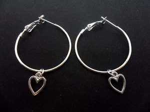 A PAIR OF SILVER PLATED LARGE 30MM 1" HOOP & HEART EARRINGS. NEW. - Picture 1 of 1