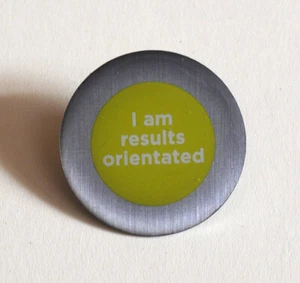 Neu "Ich bin ergebnisorientiert" Pin Anstecker - Bild 1 von 4