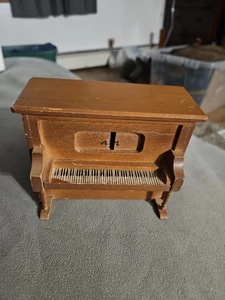 Vintage Puppenhaus Miniatur Holz Klavier Spieluhr zum Aufziehen funktioniert! T23 - Bild 1 von 13