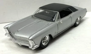 Maisto 1965 Buick Riviera Gran Sport Diecast Car Silver Black Rag Top - Picture 1 of 11