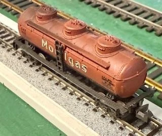 N Scale Atlas Mobilgas 3-dome car with Rapido couplers - Image 1 of 1