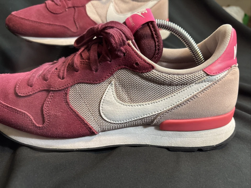NIKE WOMENS INTERNATIONALIST PINK/BURGUNDY RUNNING SNEAKERS SIZE 11 PRE-OWNED - Image 1 of 4