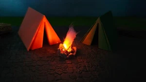 Campingplatz-Set für Spur 0 (1:45) – 2 Zelte mit Lagerfeuer und Feuer-LED - Picture 1 of 5