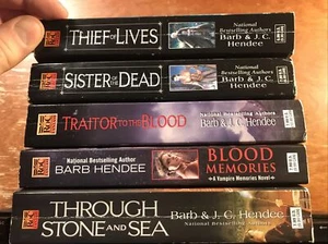 Barb Hendee Fantasy Fiction 5 Paperback Novel Lot Noble Dead Vampire Memories - Bild 1 von 12