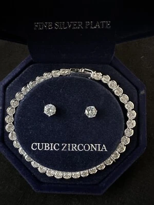 Juego de pulsera y aretes Macy's de circonita cúbica en placa de plata fina $60 Foto 1 de 4