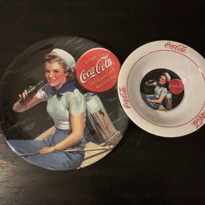 Juego de platos de melamina de plástico Coca-Cola de colección con gráfico "Niña pescando en el muelle" Foto 1 de 4