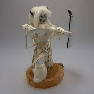 Bambola Navajo Buffalo Warrior Kachina firmata dall'artista Carmella Flores 11,5" - Foto 1 di 11