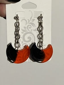Handgefertigte Harz Ohrringe schwarz, rot Halbmond baumelnde Kette - Bild 1 von 4