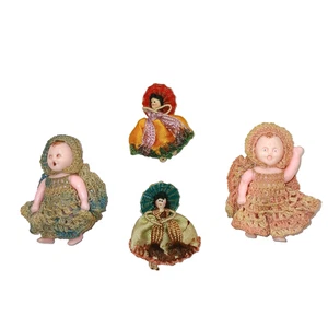 Lote De 4 Muñecas Pequeñas 2 Bebés con Ojo Abierto Cerrado En Vestido De Ganchillo y 2 Peruanas? - Imagen 1 de 3