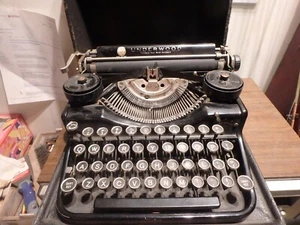 3D- Vintage UNDERWOOD standard portable typewriter- working good with case - Picture 1 of 4
