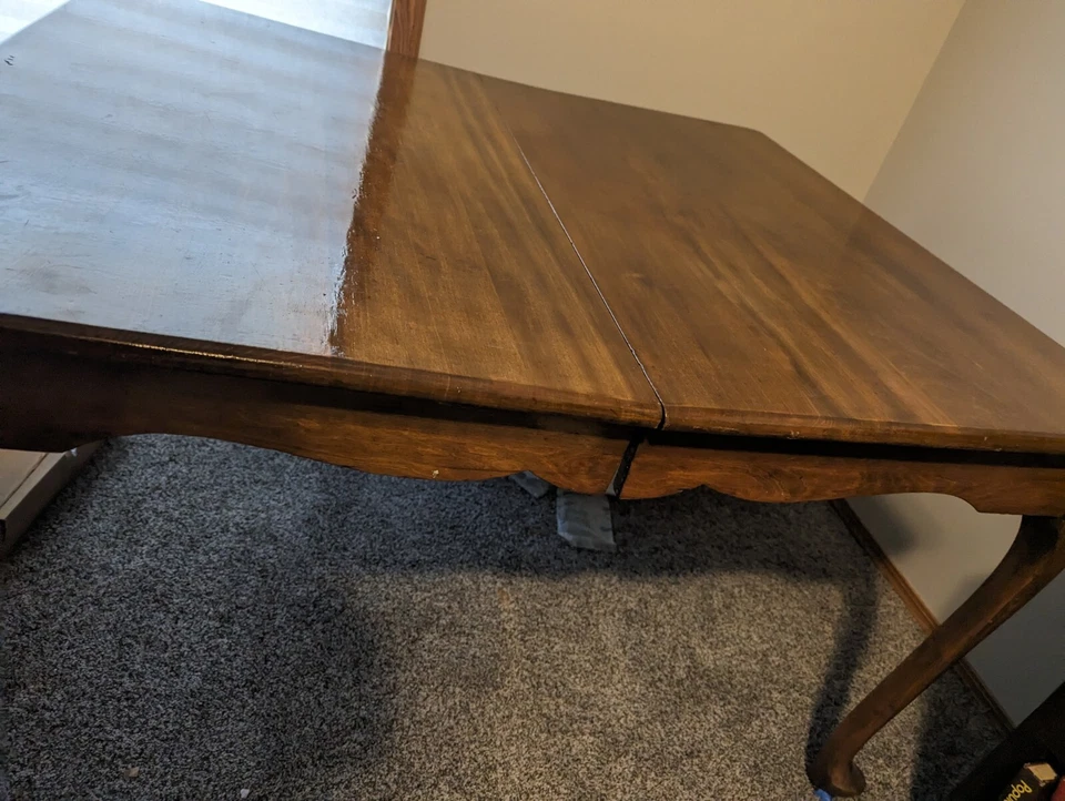 Винтажный обеденный стол из массива дерева - средняя темная отделка - ножки кабриолета - деревянные роликовые ножки - Изображение 1 из 4