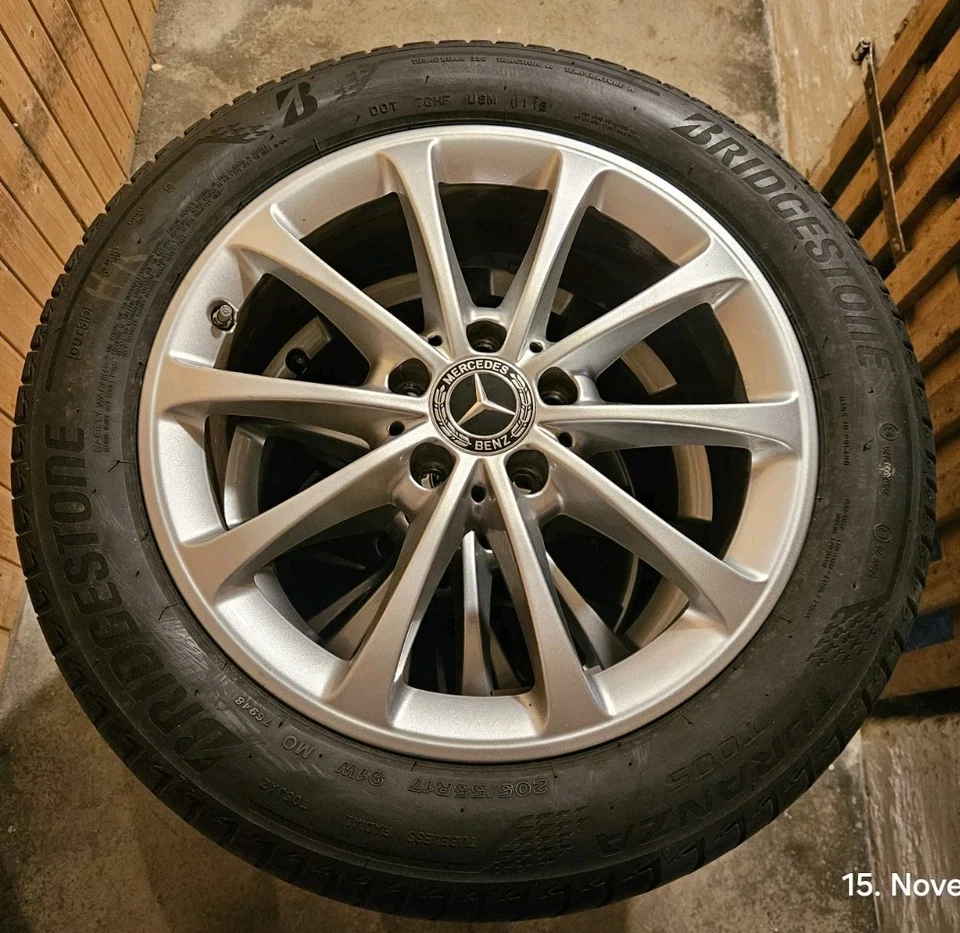 Original Mercedes-Benz 205/55/17 Alufelgen Sommerreifen - Bild 1 von 4