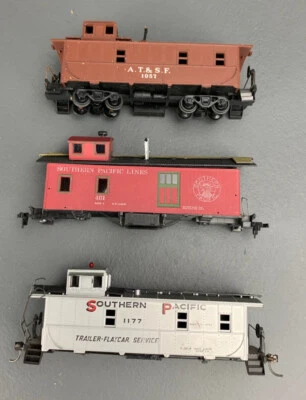 3X HO Coupla Cabooses For Parts or Resto - Southern Pacific, Santa Fe HO3570 - Image 1 of 4