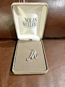 COLLAR VINTAGE NOLAN MILLER ESCRITURA INICIAL M PAVÉ CRISTALES FIRMADO EN CAJA - Imagen 1 de 4