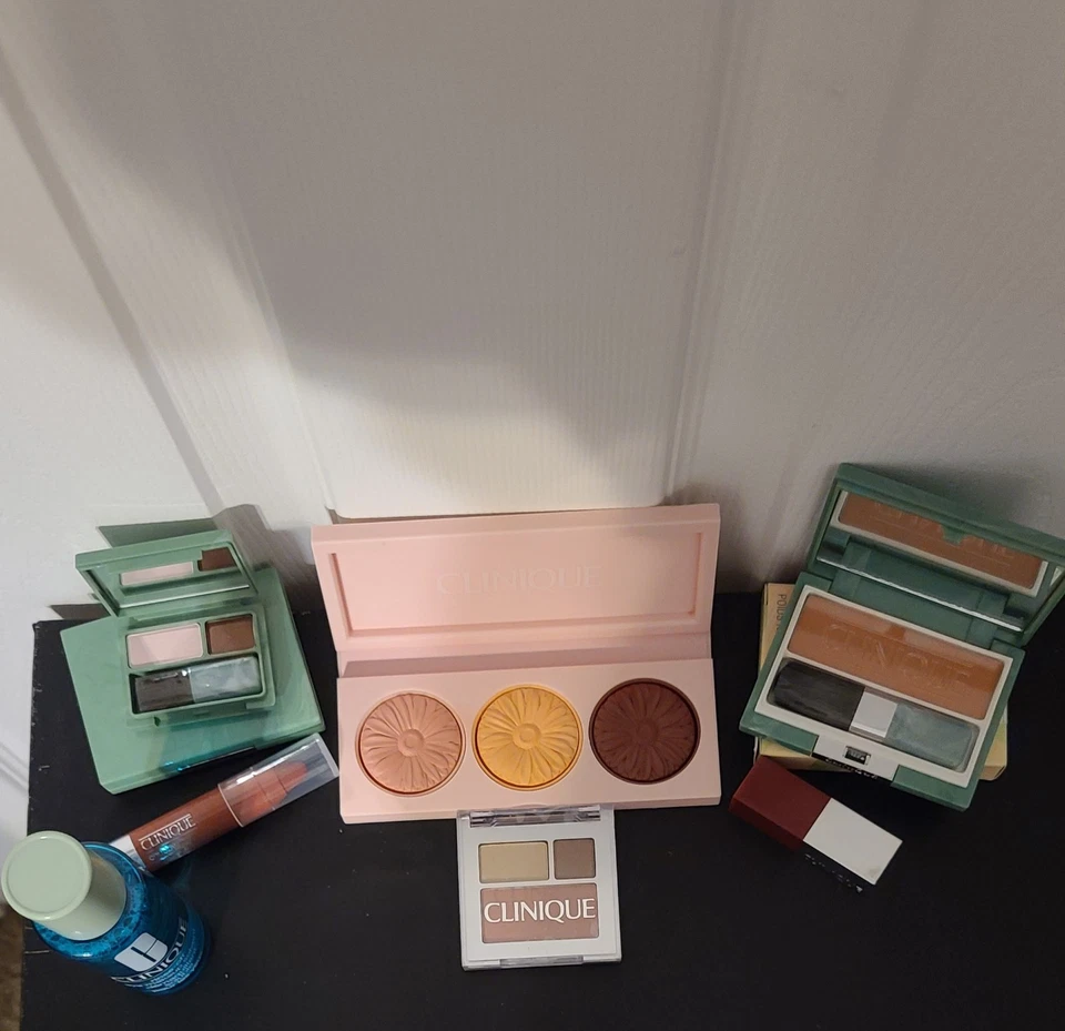 **Nuevo** Paquete de 8 piezas de maquillaje Clinique Foto 1 de 4