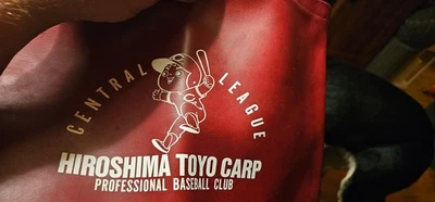 BOLSO USADO DEL EQUIPO PROFESIONAL DEL CLUB DE BÉISBOL DE LA LIGA CENTRAL HIROSHIMA TOYO CARP Foto 1 de 2