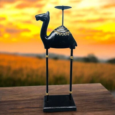 Candelabro camel de metal y madera de 12" de alto hecho en India Foto 1 de 4