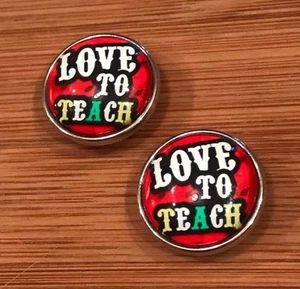 Druckknöpfe Love To Teach 2er Set Lehrer Noosa Drill Brocken Knöpfe 20mm NEU! - Bild 1 von 2