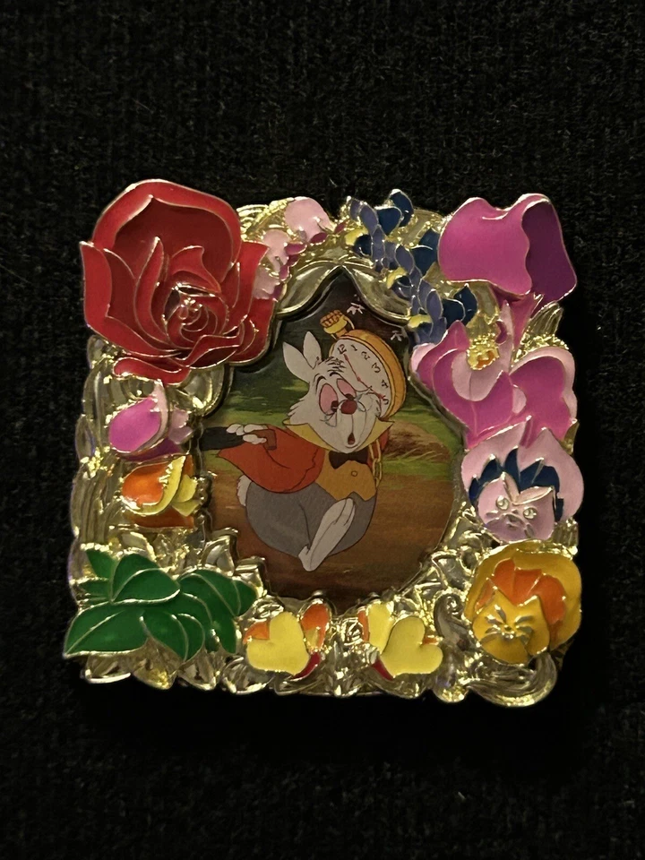 Prendedor LE 500 Blanco Conejo Alicia en el País de las Maravillas Marco de Flores Disney Store Parque Pack Foto 1 de 2