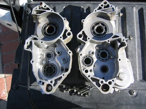 88-96 YZ250 & 91-97 WR250 1994 WR250 OEM MOTOR CAJA DE CAMBIOS CÁRTER 1 & 2 JUEGO R&L - Imagen 1 de 24