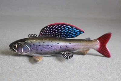 Señuelo con lanza de pez gris ártico tallado en madera John Pususta Foto 1 de 4