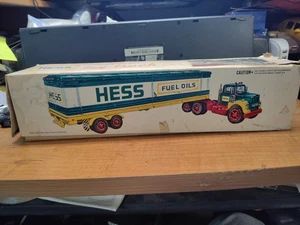 Camiones Hess: camión remolque de caja Hess 1976 con 2 barriles desnudos aceites combustible para piezas - Imagen 1 de 21