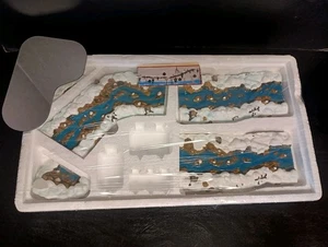 De colección 1999 LeMax Village Acentos de paisaje Pueblo de Navidad Mill Stream 6 piezas - Imagen 1 de 10