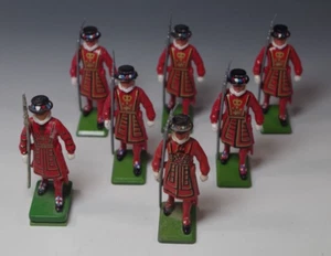 7 BRITAINS YEOMAN BEEFEATER ROYAL GUARDS SET LEAD TOY SOLDIERS VERY GOOD VINTAGE - Picture 1 of 6