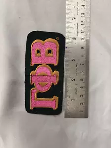 Gamma Phi Beta PINK gestickte griechische Buchstaben Bronze Umriss dunkelgrüner Hintergrund - Bild 1 von 1