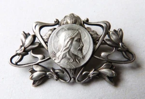 Broche ART NOUVEAU Modern Style 1900 signé JB bijou metal Christ - Picture 1 of 3