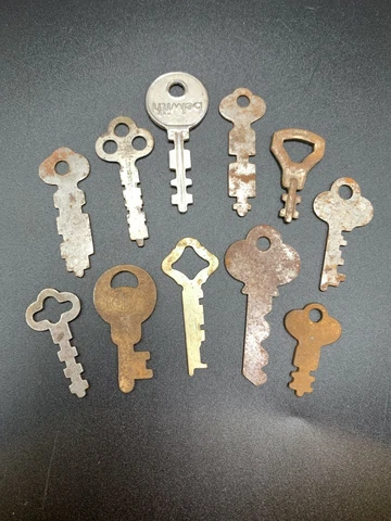 Antique lot of 11 flat skeleton keys steel iron brass around mixed lot Cover