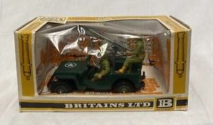 MINT 1:32 BRITAINS 9786 WWII U.S JEEP w/ Driver & GUNNER + GREEN WHEEL RIMS MIB - Picture 1 of 8