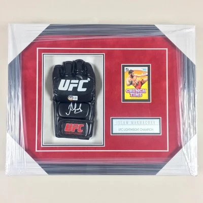 Guante autografiado firmado por UFC Islam Makhachev enmarcado BECKETT Foto 1 de 4