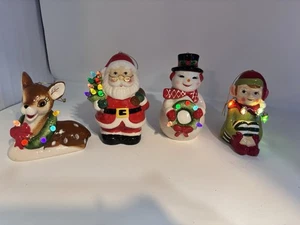 Mr. Christmas beleuchtete nostalgische Keramik Ornamente, 4er Set Schneemann Weihnachtsmann Hirsch - Bild 1 von 21