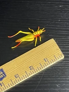 Kleiner Grashüpfer - Gummidisplay / Spielzeug - Bild 1 von 5