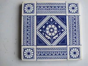 ANTIKE VIKTORIANISCHE MINTONS 6 ZOLL BLAU AUF WEISS ÄSTHETISCHES DESIGN WANDFLIESE um 1885 - Bild 1 von 2
