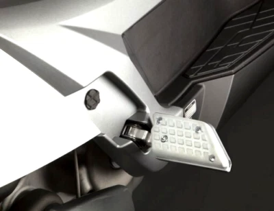 PATAS TRASERAS KYMCO MY ROAD700i 5071A-KKE5-E00-M3A + 5071B-KKE5-E00-M3A Foto 1 de 4