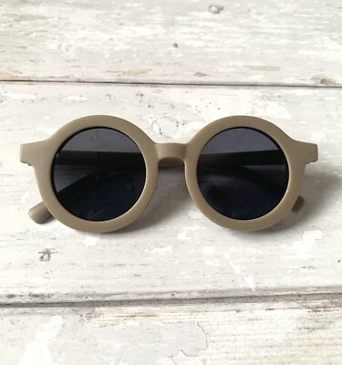 Gafas de sol para niños de plástico reciclado marrón cacao NUEVAS UV 400 protección Larkabby Co. Foto 1 de 2