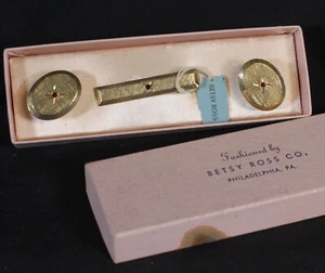 Vtg Betsy Ross Cufflink and Tie Bar Set Lot Unused in Gift Box Red Stone Gold - Picture 1 of 10