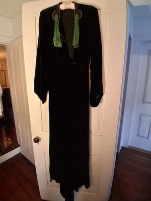 Vestido vintage de terciopelo negro con forro de seda y forro de manga verde esmeralda. Foto 1 de 4
